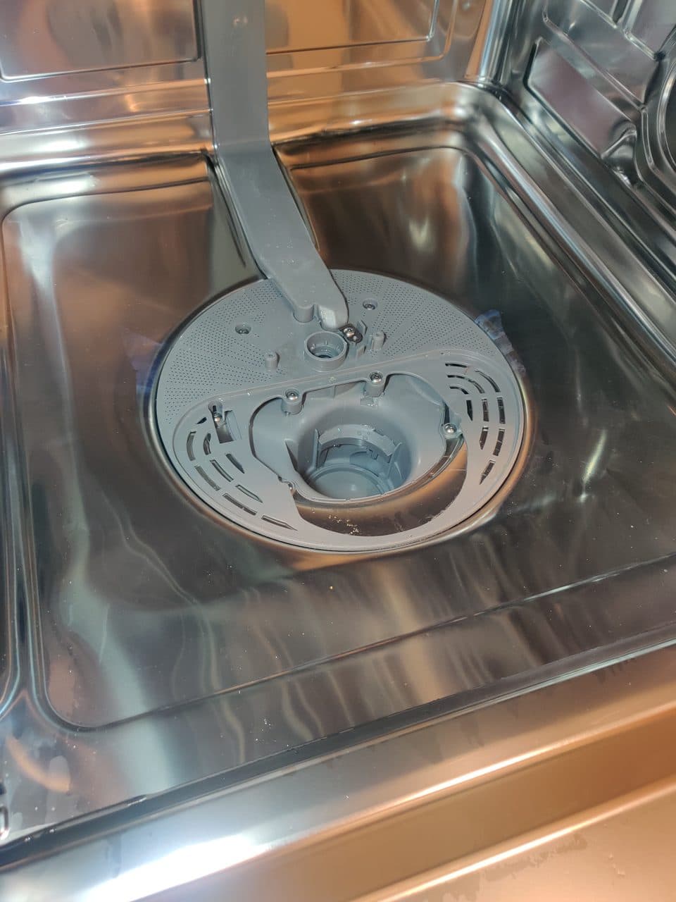 Dishwasher lower spray arm and filter